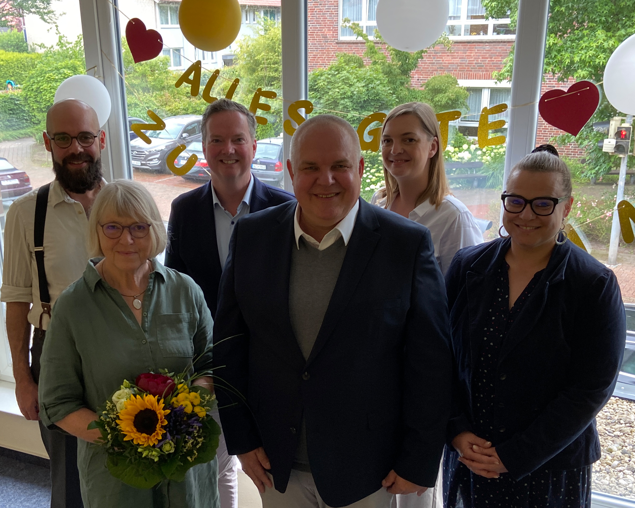 Diakonie-Vorstand Dr. Friedrich Ley (3. von links) verabschiedete Annegret von Essen (2.von links) bei einem gemeinsamen Frühstück mit dem Team in den Ruhestand. Ihr Nachfolger als Leiter der Fachstelle Sucht im Oldenburger Land wird Oliver Beyer (4. von links). Foto: Kerstin Kempermann